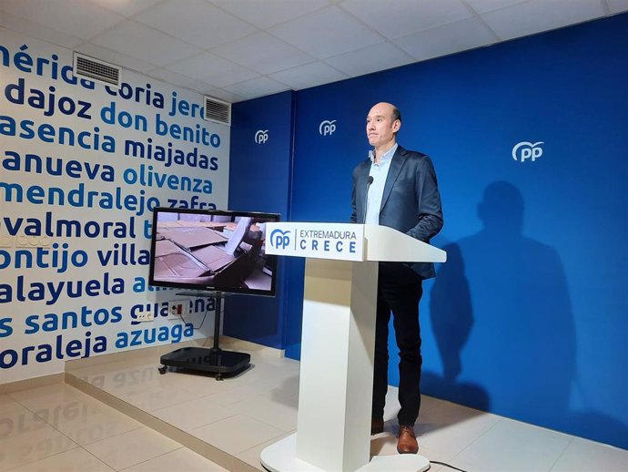 El portavoz del PP de Extremadura, José Ángel Sánchez Juliá, en rueda de prensa para pedir explicaciones al PSOE sobre las mascarillas encontradas en un almacén en Almendralejo