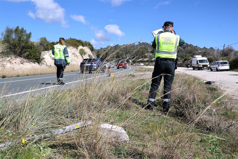 Dos agentes de la Guardia Civil en el lugar donde un autobús del Imserso ha volcado.