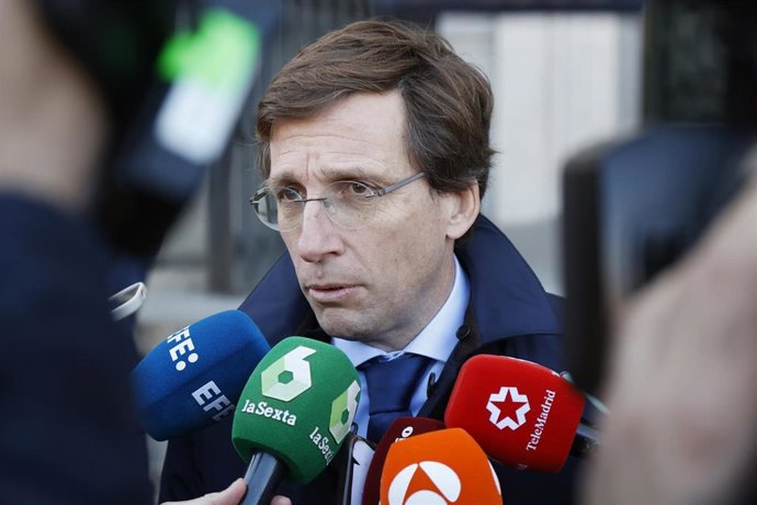 El alcalde de Madrid, José Luis Martínez Almeida, a su llegada al acto de conmemoración del Día Europeo en recuerdo a las Víctimas del Terrorismo celebrado en la Galería de Colecciones Reales de Madrid