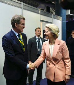 El presidente del PP, Alberto Núñez Feijóo, se reúne con la presidenta de la Comisión Europea, Ursula von der Leyen, en el Congreso del PPE que se celebra en Bucarest (Rumania).