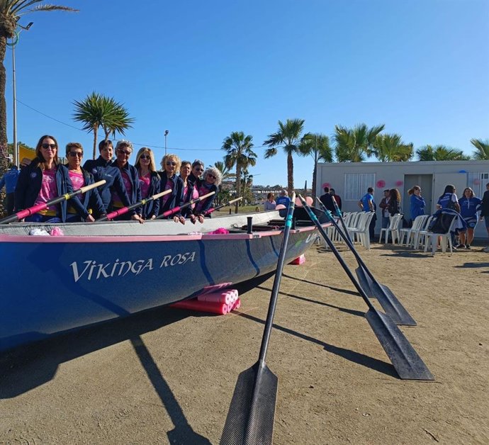 Unicaja respalda la actividad de un equipo de remo femenino, integrado por pacientes de cáncer de mama mediante la aportación de una nueva embarcación.