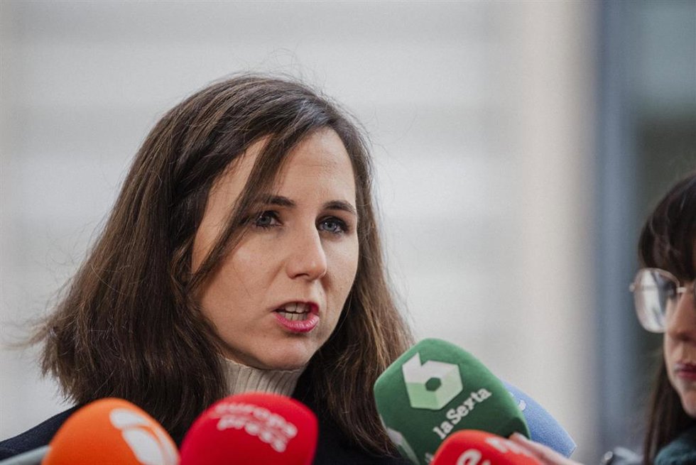 La secretaria general de Podemos, Ione Belarra, ofrece declaraciones a los medios, en el Patio del Congreso, a 8 de marzo de 2024, en Madrid (España). Durante sus declaraciones, han animado a participar en la jornada del 8M.