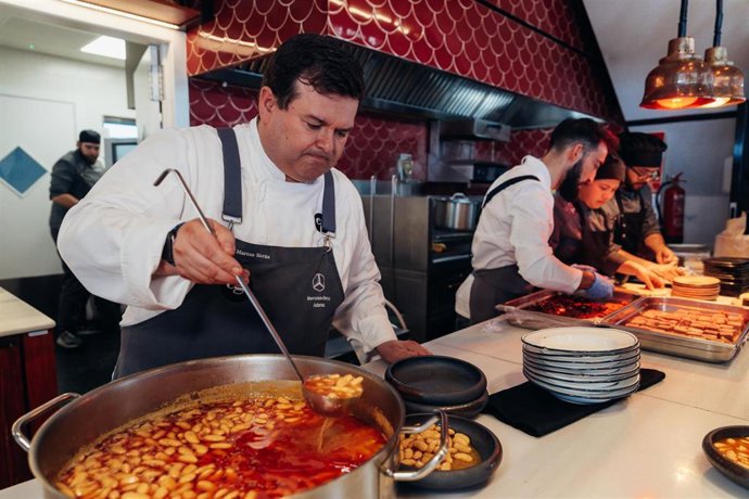 El chef asturiano Marcos Morán preparando una fabada en el Snow Club Gourmet de Grandvalira, en Soldeu (Andorra).