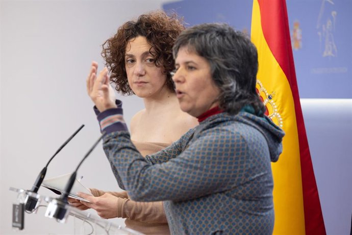 La portavoz de Vivienda, Gala Pin (d), junto a la portavoz de En Comú Podem, Aina Vidal, durante una rueda de prensa anterior a la reunión de la Junta de Portavoces, en el Congreso de los Diputados, a 12 de marzo de 2024, en Madrid (España).