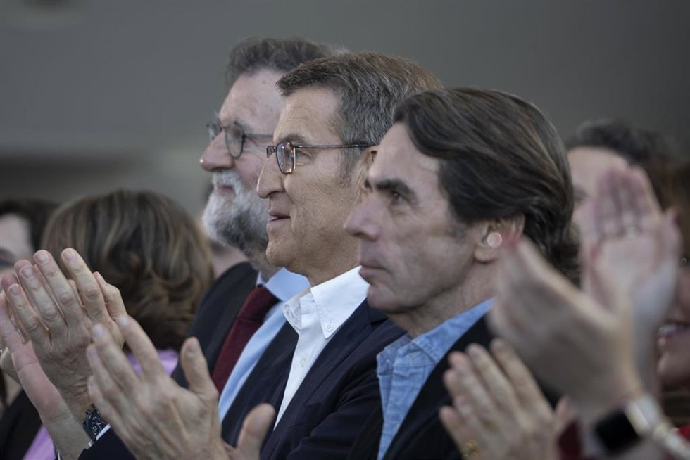 Archivo - Núñez Feijóo, secundado por Mariano Rajoy y José María Aznar  