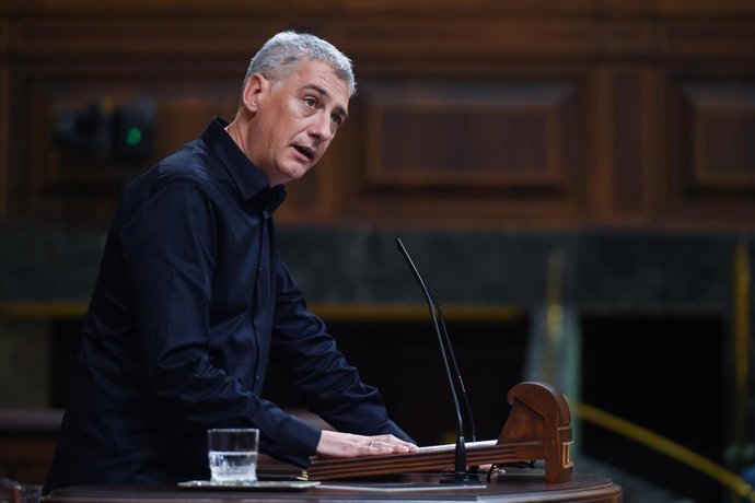 Archivo - El diputado de EH Bildu, Oskar Matute, en el Congreso de los Diputados, a 5 de diciembre de 2023, en Madrid (España).