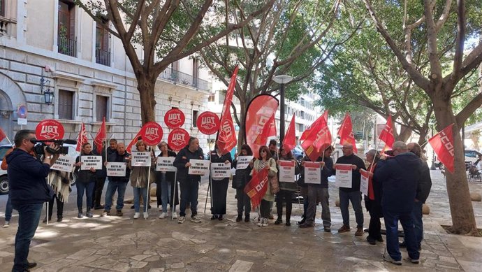 Concentración de los trabajadores de la atención a personas discapacitadas en Palma por la renovación del convenio colectivo.