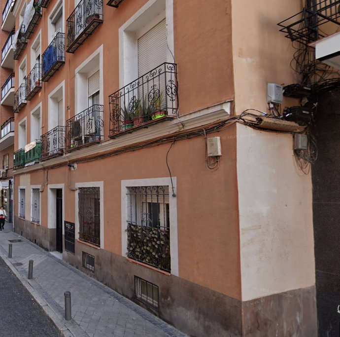 Vecinos atrapan a un ladrón tras robar joyas y dinero en un piso de la calle Villaamil