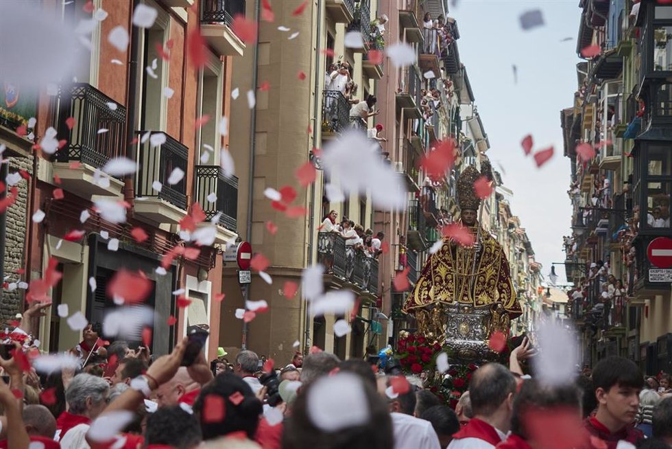 Archivo - Pétalos durante la procesión en honor a San Fermín, patrón de Pamplona.