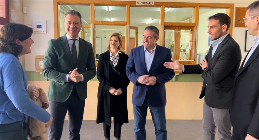 El consejero de Presidencia, Portavocía y Acción Exterior, Marcos Ortuño, el alcalde de Alcantarilla, Joaquín Buendía, y el director general de Acción Exterior y Cooperación, Juan José Almela, atienden a María José Balibrea
