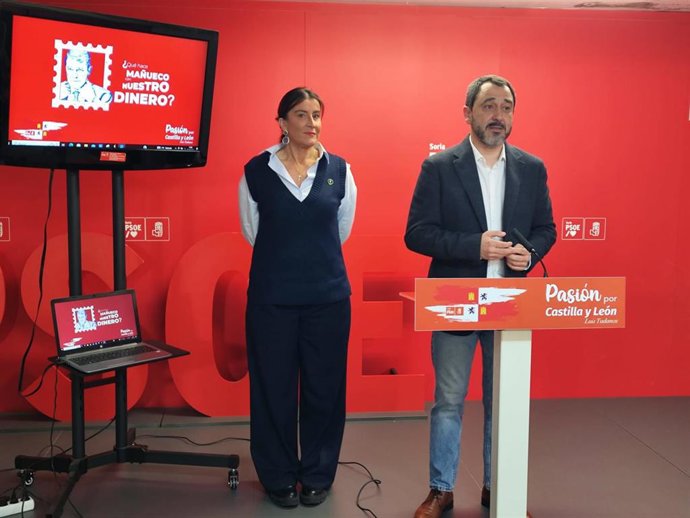 Ana Sánchez y Javier Muñoz con la campaña '¿Qué hace Mañueco con nuestro dinero?' en Soria.