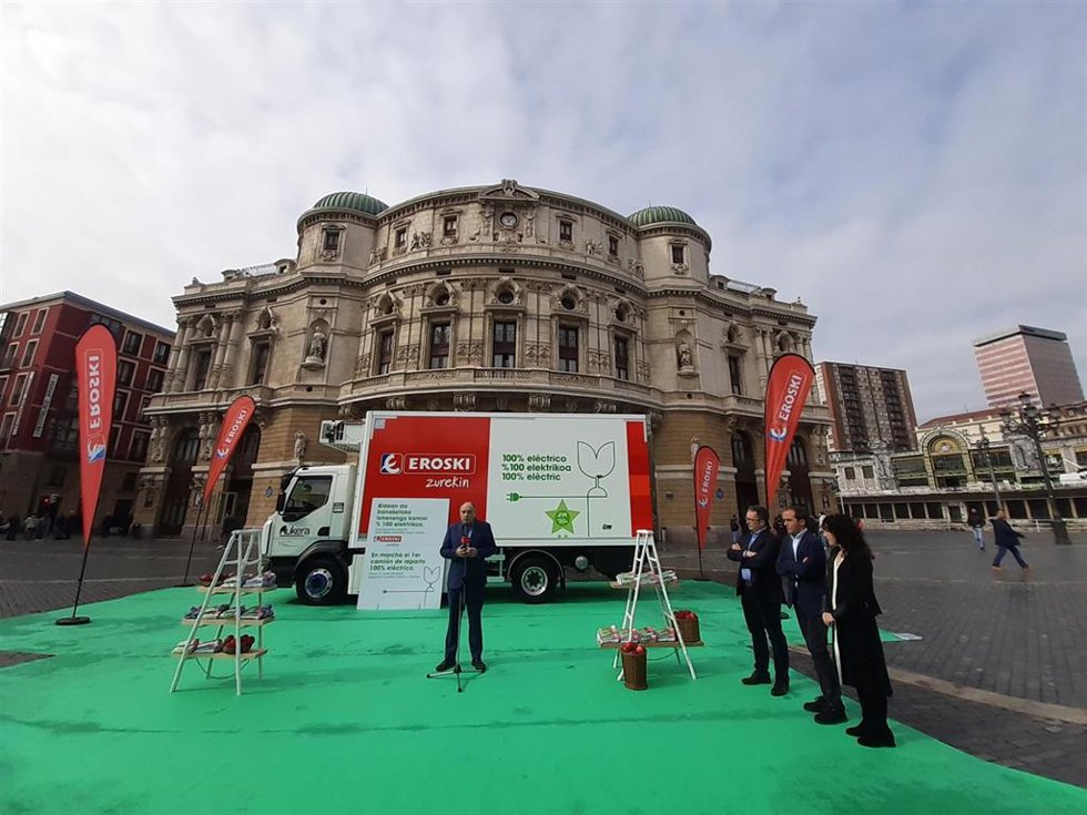 Eroski presenta su camión eléctrico en Bilbao con la presencia de Alejandro Martínez Berriochoa, Juantxu Aranbarri, Nora Abete e Iñigo Ansola.