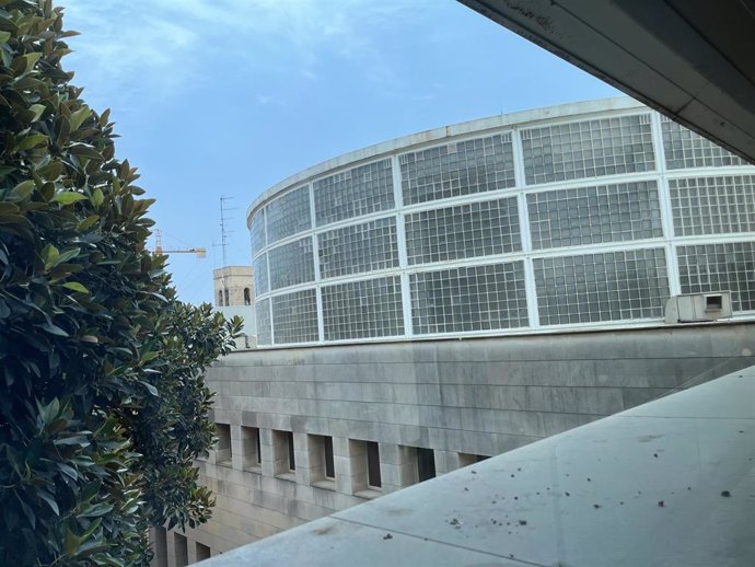 Archivo - Les Corts Valencianes están inmersas en pleno proceso para la instalación de placas solares en la cubierta del hemiciclo del Palacio de los Borja.