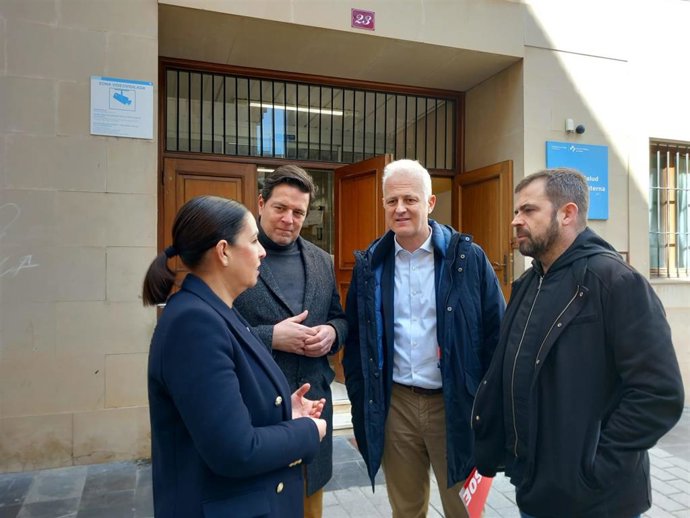 Concejales del Grupo Municipal Socialista en su comparecencia a las puertas del centro de salud Rodríguez Paterna