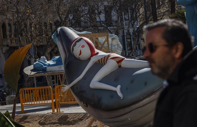 Archivo -  Un home passa per un carrer de Valncia on hi ha installat un ninot (arxiu)