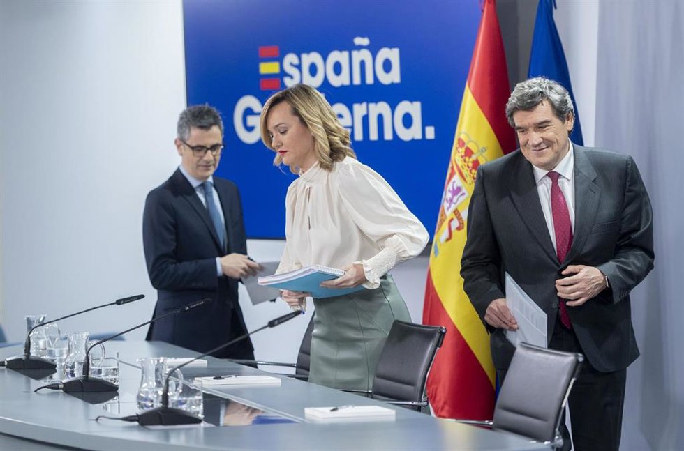 (I-D) El ministro de la Presidencia, Félix Bolaños; la ministra de Educación y portavoz del Gobierno, Pilar Alegría, y el ministro de Transformación Digital y Función Pública, José Luis Escrivá, comparecen tras el Consejo de Ministros de este martes 