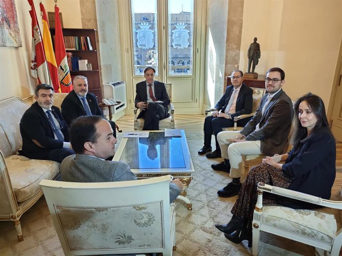 Reunión del alcalde y concejales del Ayuntamiento de Salamanca con directivos de la Junta de Semana Santa de Salamanca