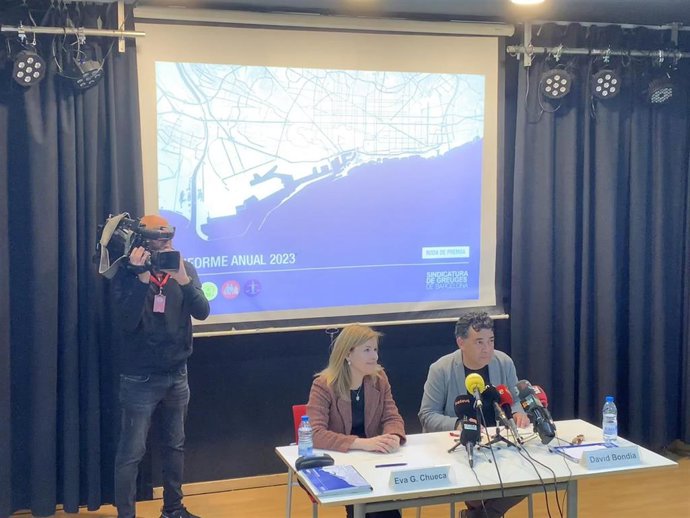 El síndic David Bondia y la directora adjunta Eva Garcia presentan el informe anual de la Sindicatura de Greuges de Barcelona.