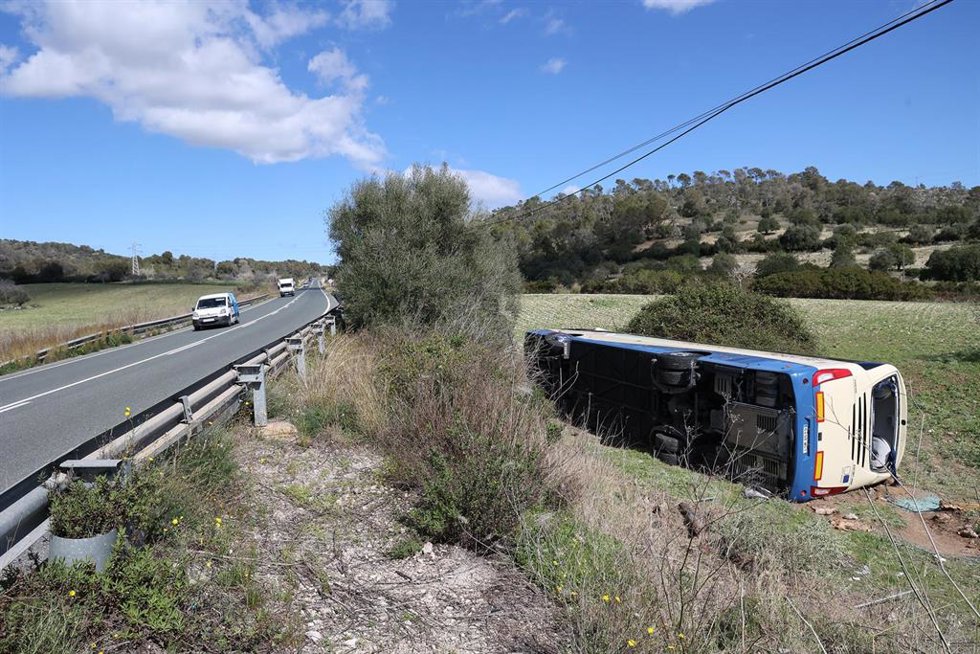 El autobús del Imserso que ha volcado en el kilómetro 5 de la carretera Ma-4030, 11 de marzo de 2024, en Mallorca, Baleares.