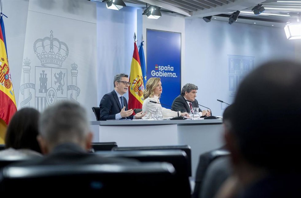 (I-D) El ministro de la Presidencia, Relaciones con las Cortes y Justicia, Félix Bolaños; la ministra de Educación, Formación Profesional y Deporte, Pilar Alegría y el ministro de Transformación Digital y Función Pública, José Luis Escrivá, durante una