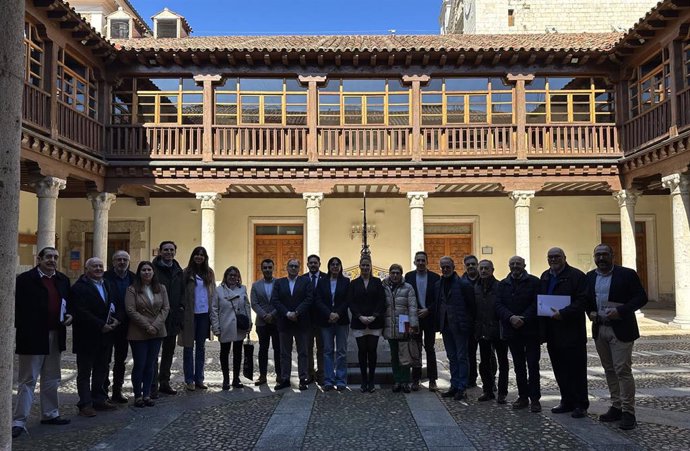 Participantes en la reunión que la Diputación de Valladolid ha celebrado este martes con los representantes de los ayuntamientos vallisoletanos que cuentan con Junta de Semana Santa.