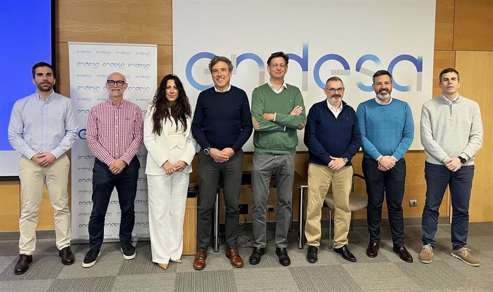 Los miembros de e-distribución, Jaime Fernández y Javier Nausía, junto a la gerente de Asinem, Mayra Marina, el director de e-distribución, Carlos Ferrer, el presidente de Asinem, Francisco Javier Piña, y el director técnico de Asinem, David Gimeno.