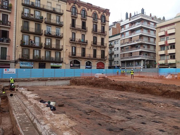 Los trabajos arqueológicos en el subsuelo de las obras del Mercat de l'Abaceria del barrio de Grcia de Barcelona.