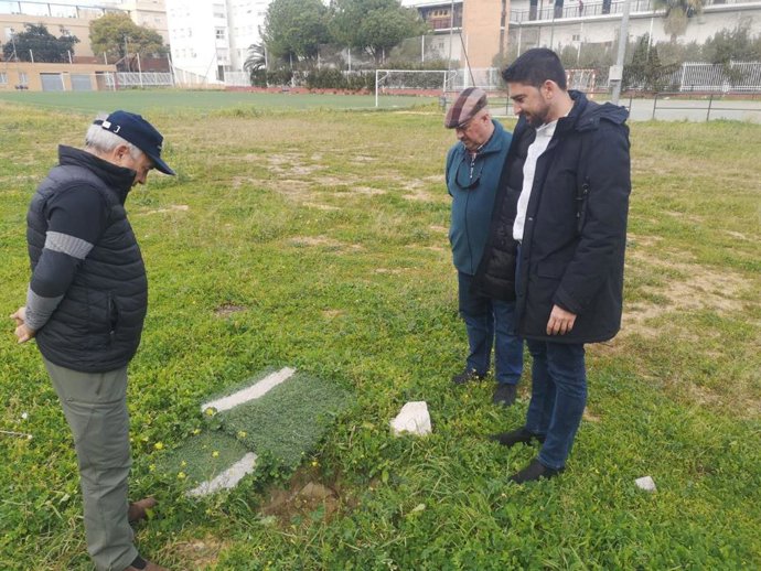 El concejal de IU, en uno de los campos de fútbol del IMD.