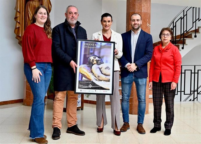 Presentación del programa de Semana Santa 2024 en Santander. En la foto, la alcaldesa de Santander, Gema Igual (centro), y el concejal de Dinamización Social, Fran Arias, junto a miembros de la Junta General de Cofradías