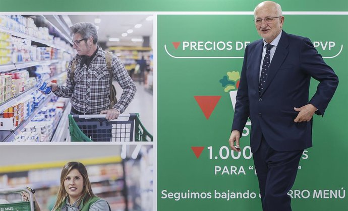El presidente de Mercadona, Juan Roig, saluda tras una rueda de prensa para informar sobre la situación actual y futura de Mercadona, a 12 de marzo de 2024, en Paterna, Valencia, Comunidad Valenciana (España). Mercadona ha aumentado en un 40 por ciento 