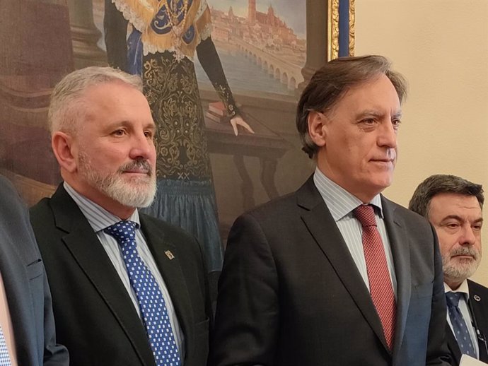 El presidente de la Junta de Semana Santa de Salamanca, Francisco Hernández (i), y el alcalde de Salamanca, Carlos García Carbayo (d), después de la reunión en el consistorio