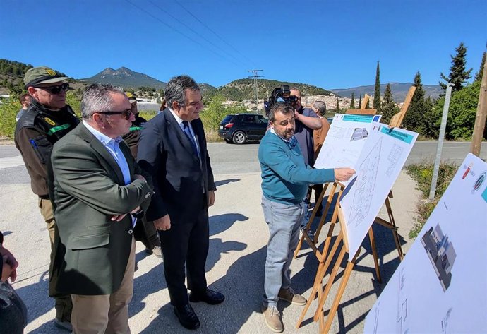 El consejero de Medio Ambiente, Universidades, Investigación y Mar Menor, Juan María Vázquez, junto con el alcalde de Moratalla, Juan Soria, presenta las nuevas infraestructuras de prevención y extinción de incendios forestales