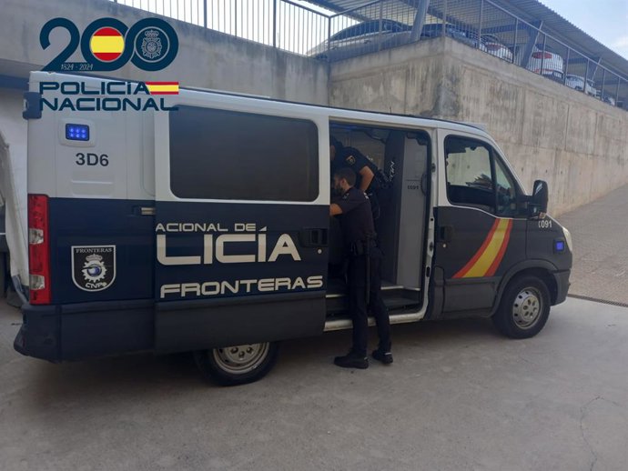 Archivo - Furgón de la Policía Nacional trasladando al detenido