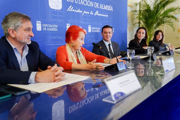 En el centro, la periodista Rosa María Calaf junto al presidente de la Diputación de Almería, Javier Aureliano García.