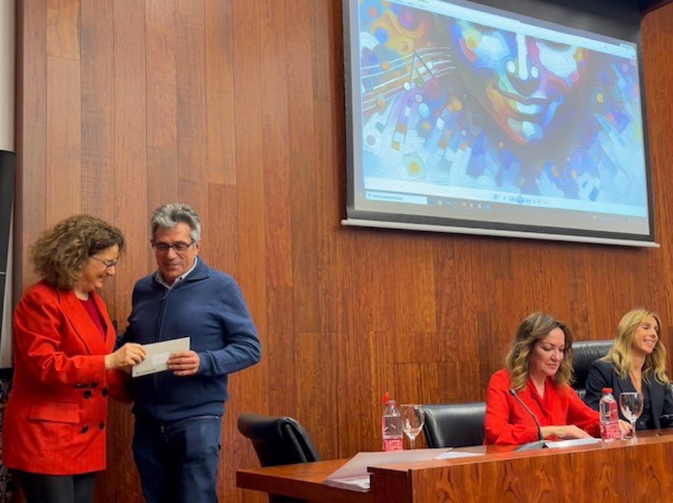 La directora Fundación Hefame junto al ganador del  XIX concurso de carteles en al XXIV Semana del Cerebro en Murcia
