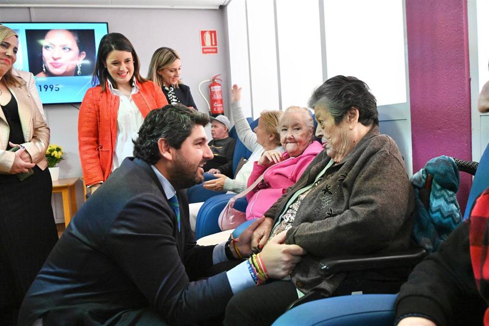 El presidente del Gobierno regional, Fernando López Miras, saluda a usuarias de la residencia de mayores de San Pedro del Pinatar