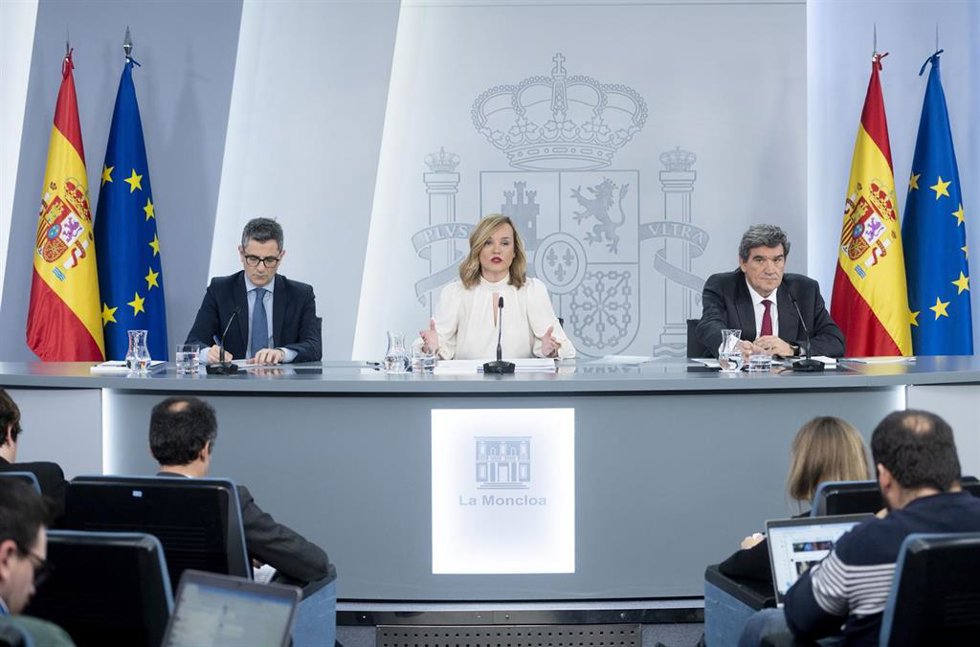 (I-D) El ministro de la Presidencia, Relaciones con las Cortes y Justicia, Félix Bolaños; la ministra de Educación, Formación Profesional y Deporte, Pilar Alegría y el ministro de Transformación Digital y Función Pública, José Luis Escrivá, durante una