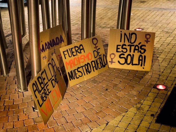 Pancartas durante una concentración en protesta por una agresión sexual cometida el pasado 8M, a 10 de marzo de 2024, en Albelda, La Rioja (España)