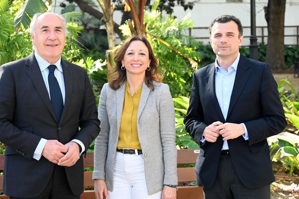 Los presidentes del PP malagueño y gaditano, Patricia Navarro y Bruno García, y el alcalde de Algeciras, José Ignacio Landaluce, en una imagen de archivo