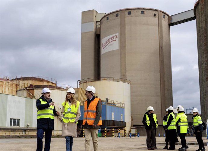 Mañueco en un momento de su visita a la fábrica de Azucarera en Miranda de Ebro (Burgos)