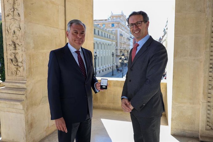 El alcalde de Sevilla, José Luis Sanz, y el director de la sucursal del Banco de España en Sevilla, Fernando de Arteaga Larru.
