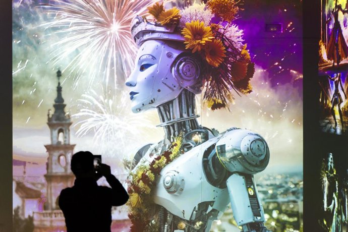 Persona toma una foto a la presentación de la primera instalación de una falla inmersiva de artes digitales, en el Bombas Gens Centre dArts Digitals, a 12 de marzo de 2024, en Valencia, Comunidad Valenciana (España). 