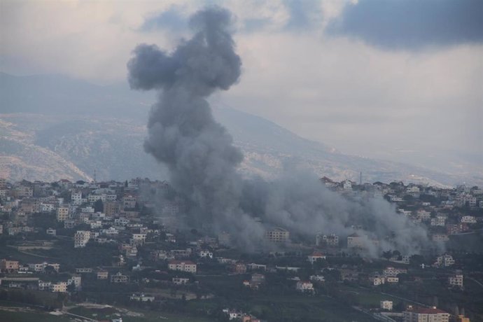 Archivo - Una columna de humo tras un bombardeo del Ejército de Israel contra Jiam, en Líbano (archivo)