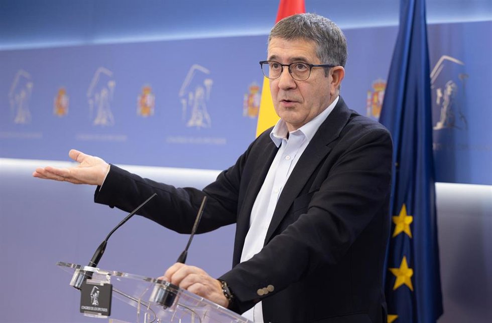 El portavoz del PSOE en el Congreso, Patxi López, interviene durante una rueda de prensa