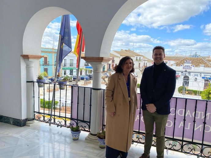 La delegada de Justicia, Administración Local y Función Pública de la Junta en Huelva, Carmen Céspedes, y el alcalde de Manzanilla, Francisco Javier Serrano,