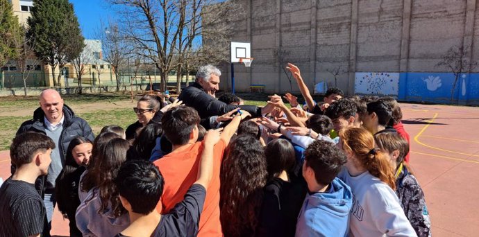 El exjugador de baloncesto Fernando Romay con escolares en Monreal del Campo (Teruel)