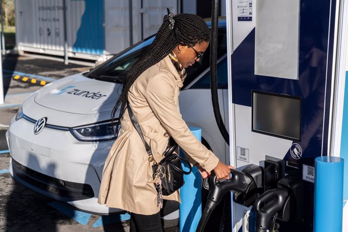 Una persona cargando su modelo eléctrico Volkswagen en una estación de carga de Zunder.