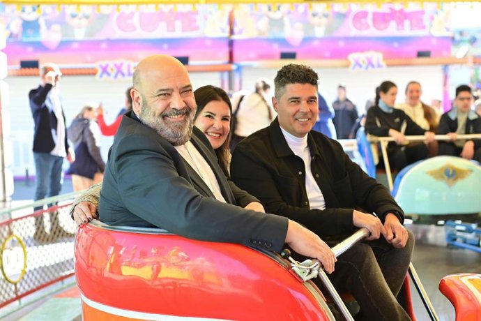 El alcalde del Ayuntamiento de Palma, Jaime Martínez, junto a la regidora, Lupe Ferrer, y el presidente de la Unión de Empresarios de Atracciones Diversas de Baleares, José Clavijo, este martes durante la apertura oficial de la Fira del Ram 2024.