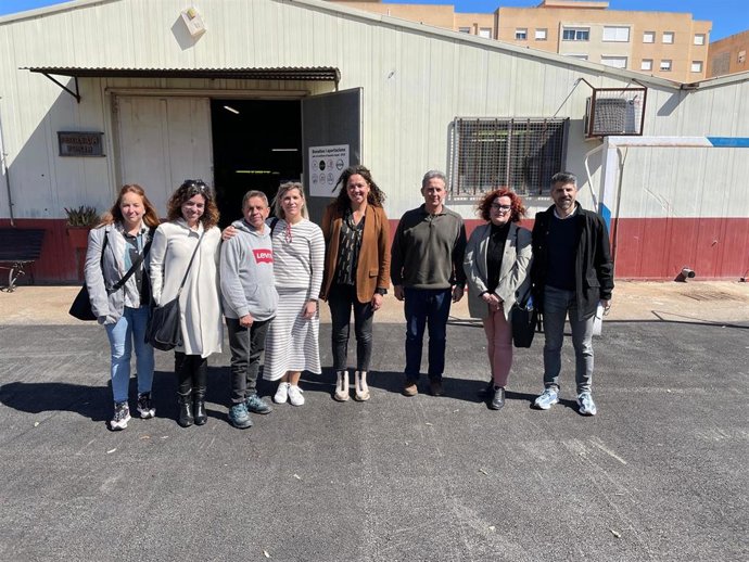 Una representación socialista visita las instalaciones de la asociación Jovent.