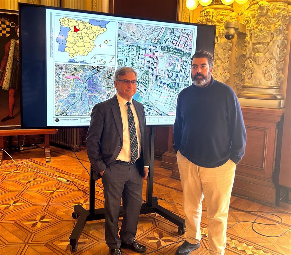 El concejal de Tráfico y Movilidad, Alberto Gutiérrez (dcha), y el gerente de Auvasa, Eduardo Cabanillas.